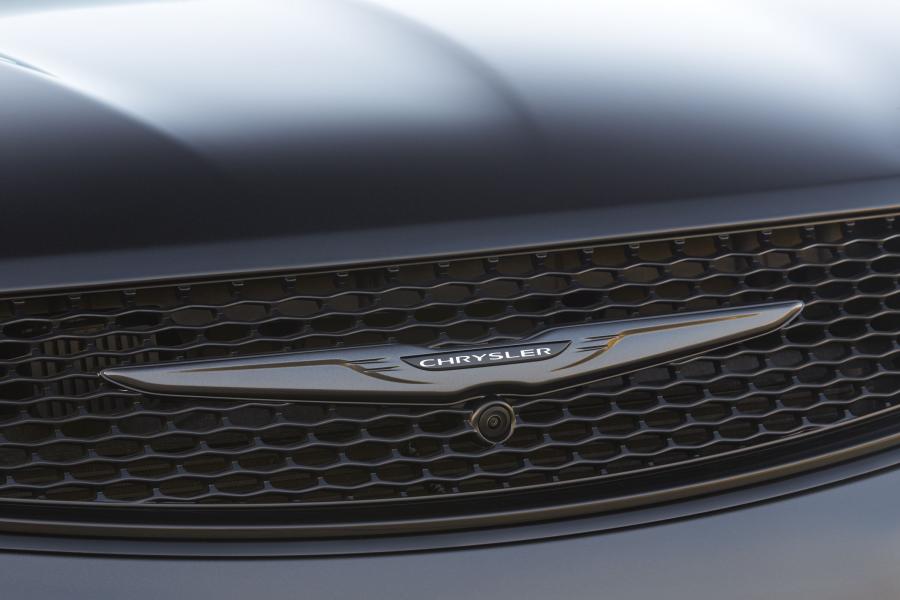 Логотип Chrysler Pacifica Limited S Appearance Package (RU) 2017 года  (фото 5 из 40)